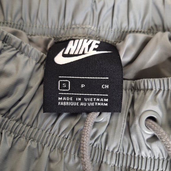 Nike brand "The Snow Leapard in a Jogger".Parachute Joggers size small. - Picture 10 of 10